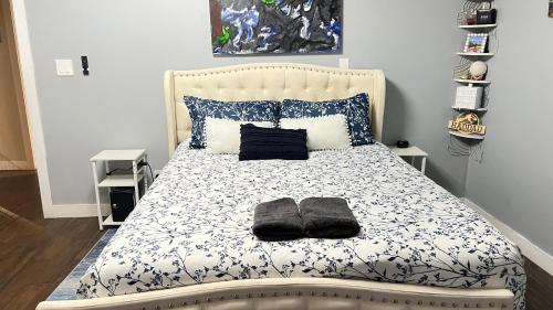 sypialnia z łóżkiem z 2 poduszkami w obiekcie Stylish Fountain Hills gem with game room w mieście Fountain Hills