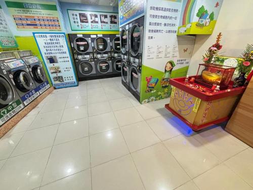 una lavandería con lavadoras en una tienda en Luyu Homestay, en Lukang