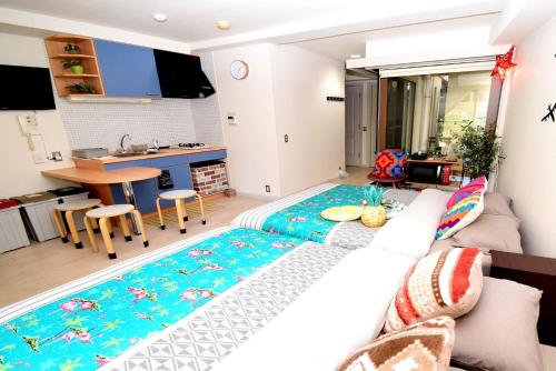 1 cama grande en una sala de estar con cocina en KITAZAWA CS HOUSE - Vacation STAY 45470v, en Tokio