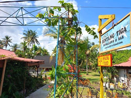 龍目島的住宿－Bintang Tiga Bungalows Gili Air，建筑物前的街道标志