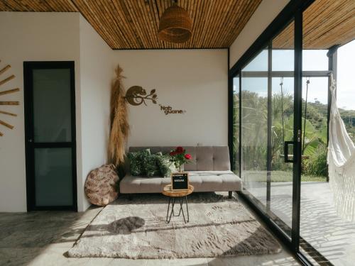 ein Wohnzimmer mit einem Sofa und einem Tisch in der Unterkunft NABGUANA in Chinchiná