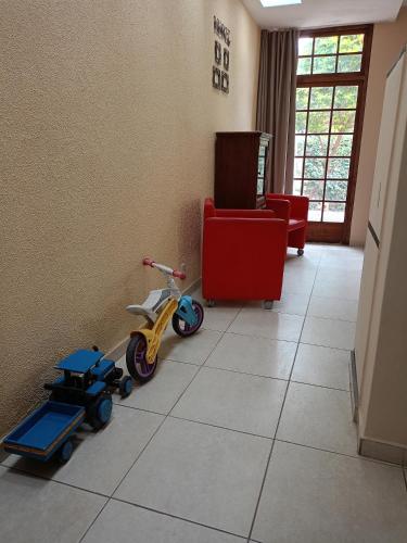 a living room with a toy motorcycle and a couch at Casa inteira no Centro de Jacareí próximo à São José dos Campos in Jacareí