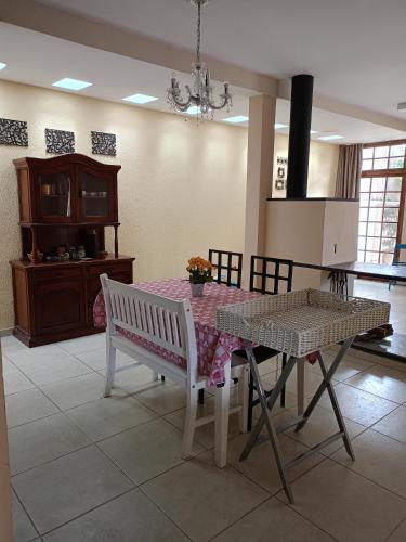 a dining room with a table and a table and chairs at Casa inteira no Centro de Jacareí próximo à São José dos Campos in Jacareí