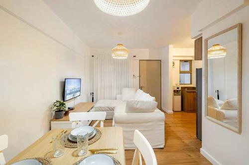 Ένα ή περισσότερα κρεβάτια σε δωμάτιο στο Coastal Inspired 2BR Condo I Fast Wi-Fi I Near BGC