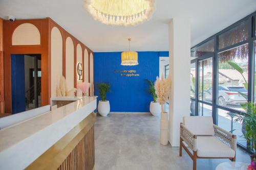 a lobby with a blue wall and a waiting room at Glenn Hotel & Beach in Ayvacık