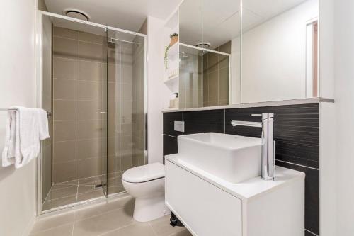 メルボルンにあるVAQUAY Haven In Hawthornのトイレ、洗面台、シャワー付きのバスルーム