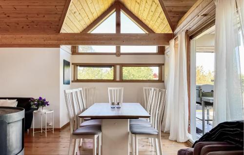 Posezení v ubytování 3 Bedroom Amazing Home In Risør