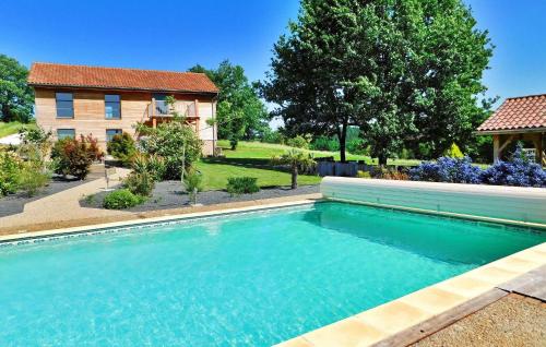 une piscine devant une maison dans l'établissement Le Hangar, à Castelnaud-la-Chapelle