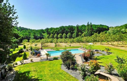 - une vue aérienne sur un jardin avec une piscine dans l'établissement Le Hangar, à Castelnaud-la-Chapelle