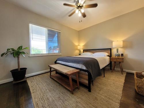 Llit o llits en una habitació de Capitol Hill Adjacent Home Steps to Park and River
