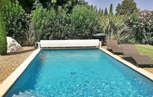 une piscine avec un banc au milieu dans l'établissement Villa Nathis, à Maillane