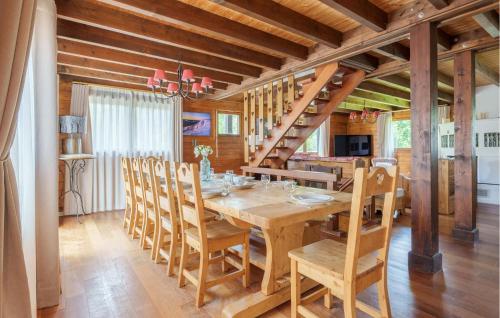 une salle à manger avec une table et des chaises en bois dans l'établissement Nice Home In Gérardmer With Sauna, à Gérardmer