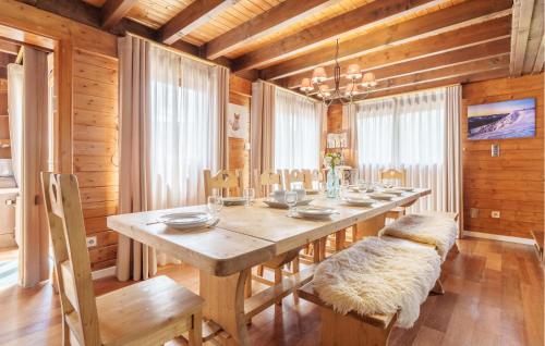 ein Esszimmer mit einem großen Holztisch und Stühlen in der Unterkunft Nice Home In Gérardmer With Sauna in Gérardmer
