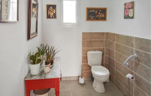 a bathroom with a toilet and plants on a counter at 2 Bedroom Cozy Home In Saint Chinian in Saint-Chinian