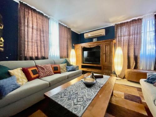 uma sala de estar com um sofá e uma mesa em Luxury Rooms Tocumen Airport with free shuttle return 15 min em Tocumen