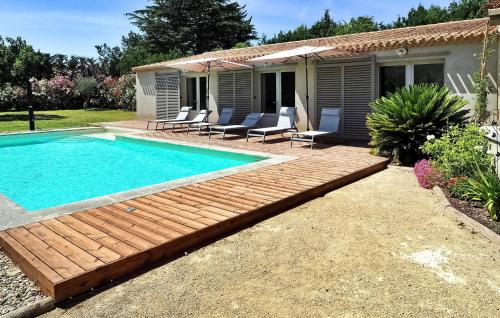 une piscine avec des chaises et une maison dans l'établissement Villa Castillon, à Paradou
