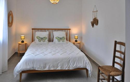 una camera con un letto con due lampade e una sedia di La Maison Adriel a Saumane-de-Vaucluse