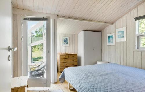 een slaapkamer met een bed en een raam bij Pet Friendly Home In Jerup With Wifi in Jerup