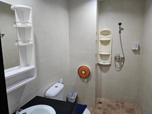 Un baño de Nanai 2 Residence Patong Phuket