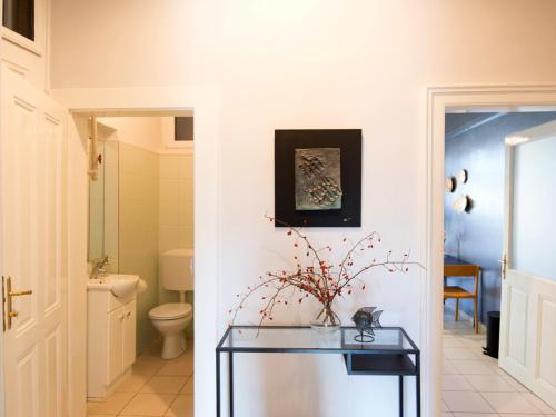 La salle de bains est pourvue d'une table en verre et de toilettes. dans l'établissement LikeHome Apartment, à Zagreb