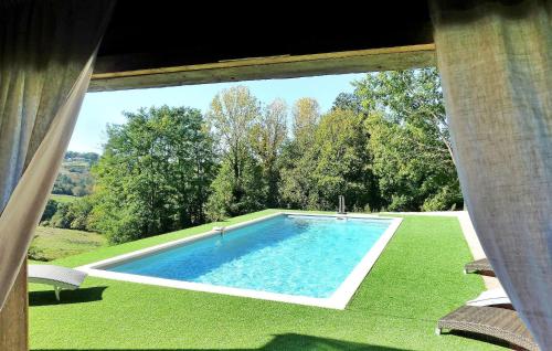 a swimming pool in the yard of a house at La Poujade in Sarlat-la-Canéda