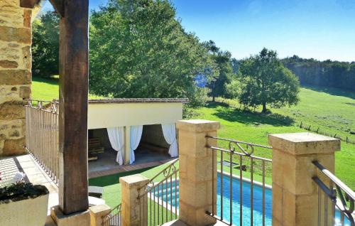 - un balcon d'une maison avec une piscine dans l'établissement La Poujade, à Sarlat-la-Canéda