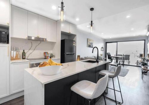 a kitchen with a bowl of fruit on a counter at Modern 2-Bed 2-Bath - Walk to Hospital & Westfield in Brisbane
