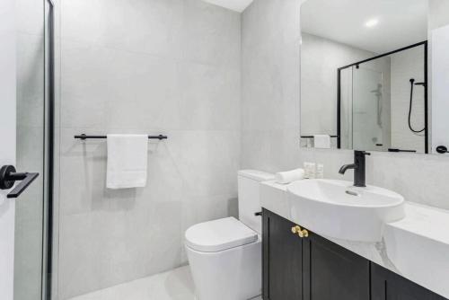 Koupelna v ubytování Modern 2-Bed 2-Bath - Walk to Hospital & Westfield
