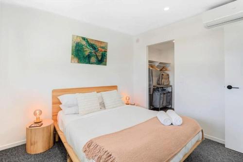 Postel nebo postele na pokoji v ubytování Modern 2-Bed 2-Bath - Walk to Hospital & Westfield