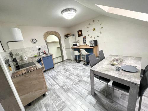 a kitchen and dining room with a table and a counter at Casa Antic Große Moderne 45qm wohnung im Zentrum Am Bahnhof Kostenloses WLAN in Saalfeld