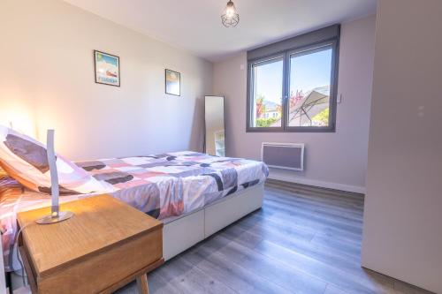 une chambre avec un lit et une fenêtre dans l'établissement Appartement « Villa Josy » cosy à Argelès-Gazost avec jardin, à Argelès-Gazost
