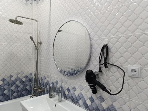Bilik mandi di AURA on Zhibek Zholu 372