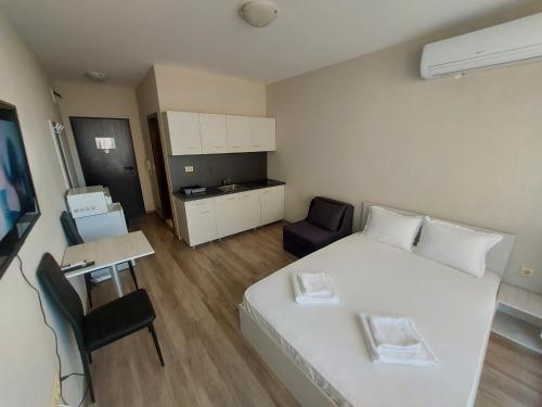Camera piccola con letto, tavolo e sedia di Charming Studio in Sorrento Sole Mare a Sveti Vlas