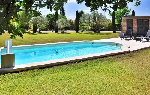 una piscina en el patio de una casa en La Villa Des Songes, en Pernes-les-Fontaines