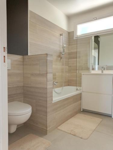 ランブクにあるVilla Lambesc Provenceのトイレ、シャワー、洗面台を備えたバスルーム