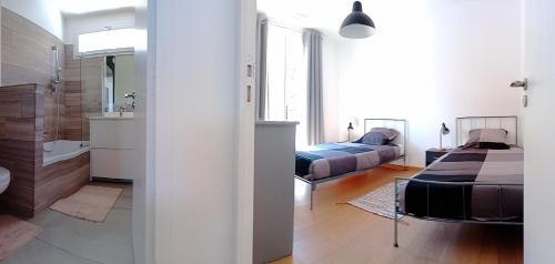 ランブクにあるVilla Lambesc Provenceのベッドルーム1室(ベッド2台付)、バスルーム1室が備わります。