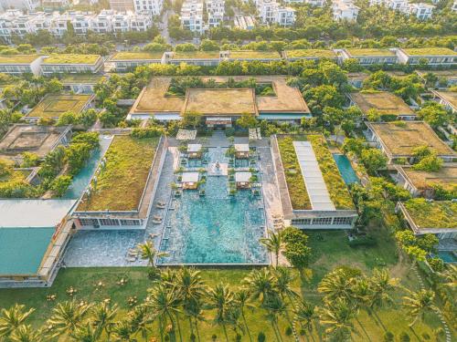 una vista aérea de un complejo con piscina en The Victoria Resort Sam Son en Sầm Sơn