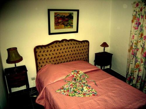 une robe sur un lit dans une chambre dans l'établissement Maison Marianne Comfortable holiday residence, à Ferrals-lès-Corbières