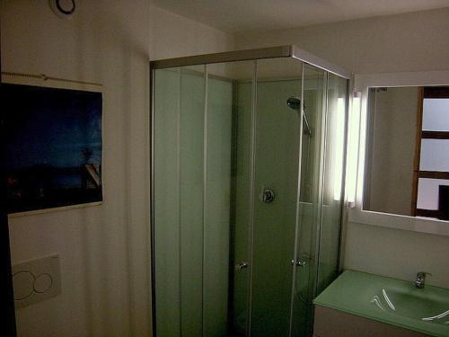 une salle de bain avec une douche en verre et un lavabo dans l'établissement Maison Marianne Comfortable holiday residence, à Ferrals-lès-Corbières