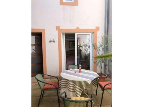 d'une table, de chaises, d'une table et d'un miroir. dans l'établissement Maison Marianne Comfortable holiday residence, à Ferrals-lès-Corbières