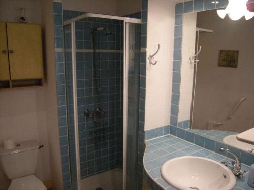 une salle de bain avec une douche, des toilettes et un lavabo dans l'établissement 