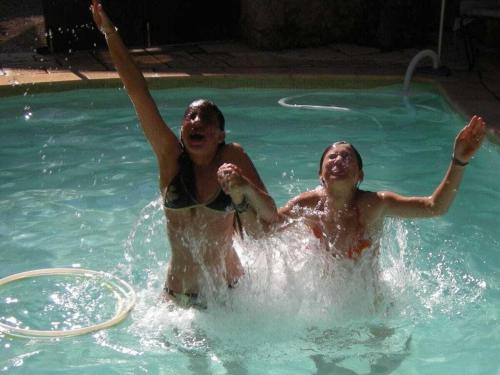 deux personnes jouent dans une piscine dans l'établissement 