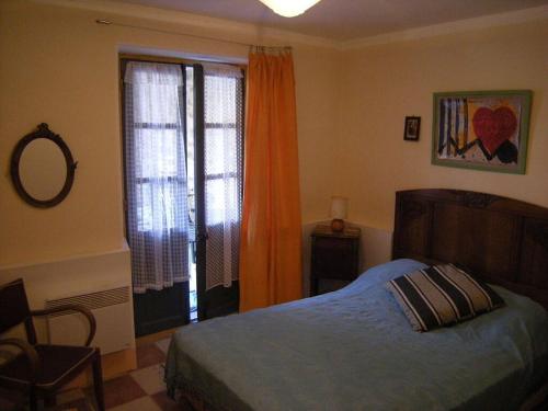 une chambre avec un lit et une fenêtre dans l'établissement 