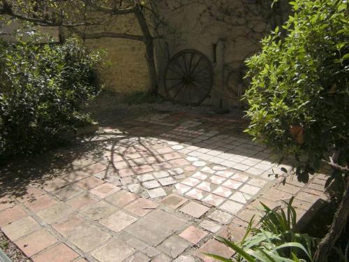 Κήπος έξω από το "Ancien Cafe" with courtyard