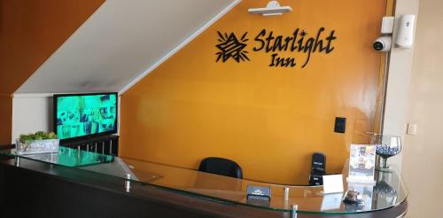 Una televisión o centro de entretenimiento en Starlight Inn