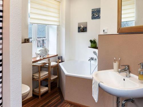 Ένα μπάνιο στο Holiday farm Fraulund - Holiday apartment Nielück