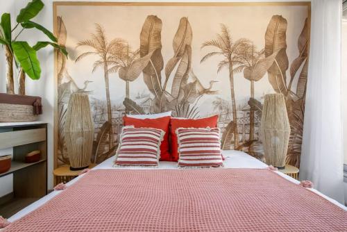 une chambre avec un lit avec des oreillers rouges et blancs dans l'établissement Eclats d'Azur, Duplex de charme, Plage 200 m, au Cap d'Agde