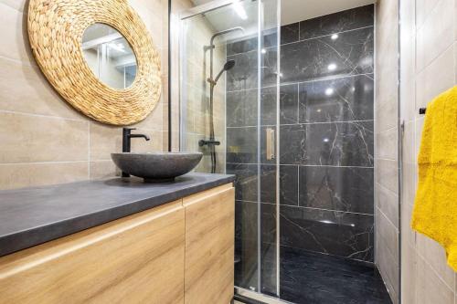 une salle de bain avec un lavabo et un miroir dans l'établissement Eclats d'Azur, Duplex de charme, Plage 200 m, au Cap d'Agde