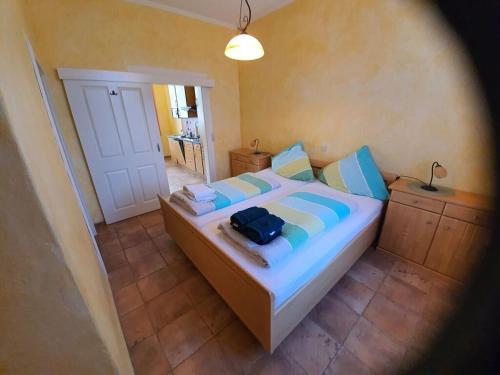 ein Schlafzimmer mit einem großen Bett und blauen Kissen in der Unterkunft House Neeltje, Apartment 1 in Borkum