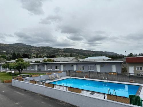 a large swimming pool on top of a building at Apple Tree Inn in Penticton